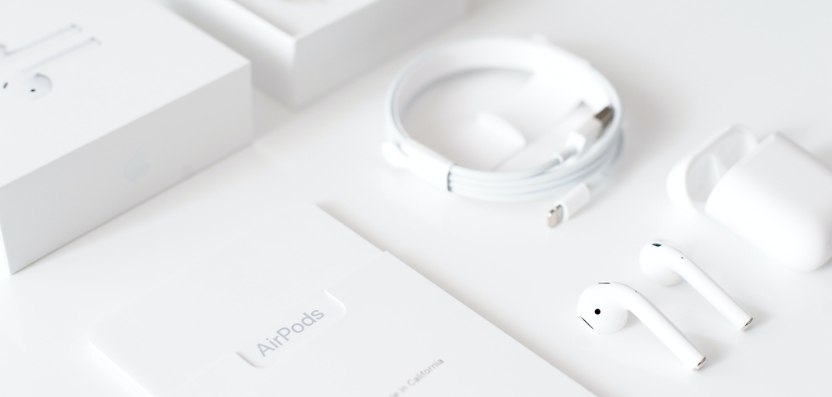 AppleAirPods mit einzelnen Verpackungselementen