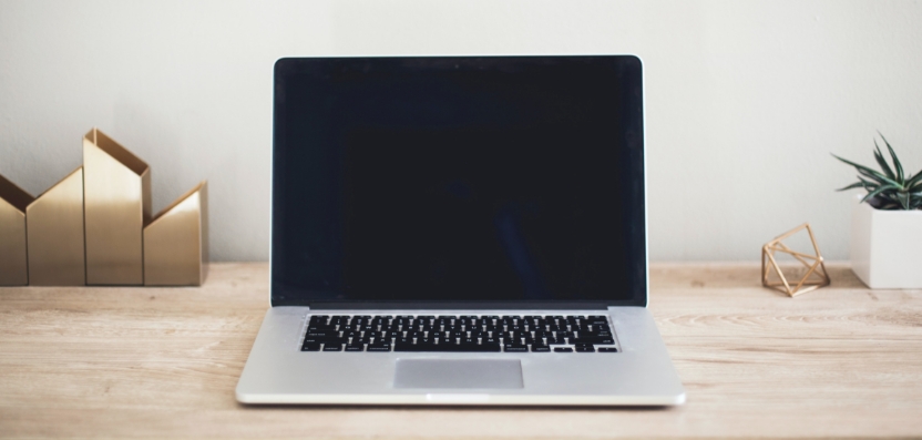 Laptop von Apple auf einem Tisch mit Dekoration