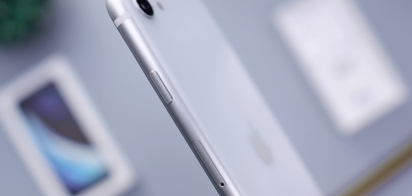 iPhone SE Handy und Verpackung