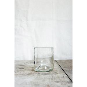 4 verres transparents, fabriqués à partir de culs de bouteilles.