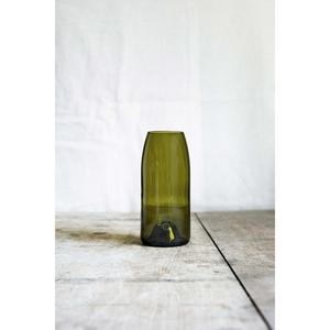 Vase « Fillette » sépia, fabriqué à partir d’un cul de bouteille.